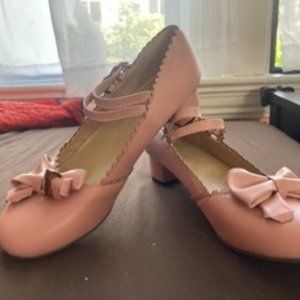 Not-so-little pink-bowed slippers, women's size 10